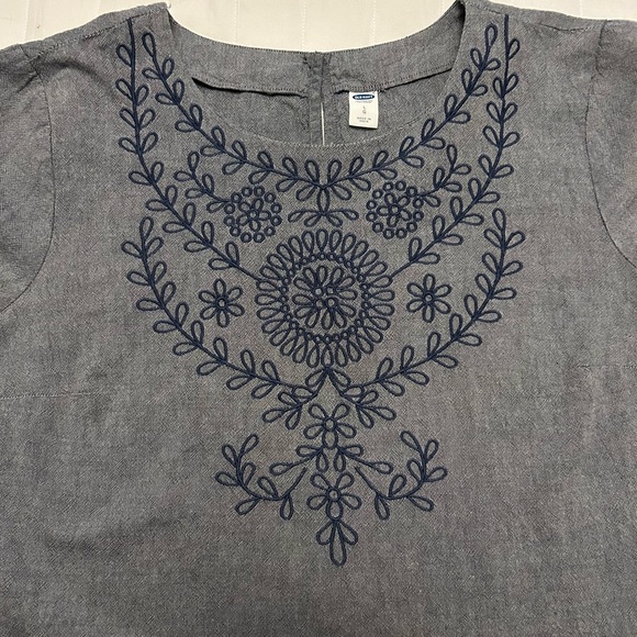 Old Navy Embroidered Gray Chambray Round Neck Top Blouse Size L - Picture 4 of 11